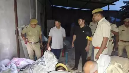 धौलपुर: जिला कलक्टर की मौजूदगी में खाद्य सुरक्षा और पुलिस ने नष्ट की दूषित मिठाई, लिए गए खाद्य पदार्थों के नमूने