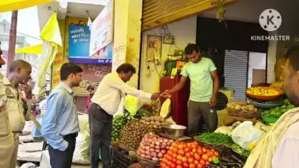 किशनी: नगर में सब्जी विक्रेताओं पर एसडीएम ने पॉलिथीन मिलने पर तीन-तीन हजार का लगाया जुर्माना