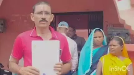 मोहनपुर: महा परिवर्तन आंदोलन संगठन के सदस्यों ने मोहनपुर के पदाधिकारियों को कार्यालयों में ज्ञापन सौंपा