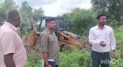घोरावल: हाई कोर्ट के आदेश पर पुरखास गांव में तालाब के भीटे पर बुलडोजर चलाकर ढहाए गए अवैध निर्माण