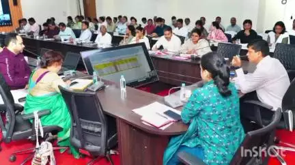 उज्जैन शहर: कलेक्ट्रेट सभा कक्ष में कलेक्टर ने की समीक्षा बैठक, अधिकारियों को दिए निर्देश