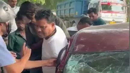 स्वार: खेमपुर के पास अधिवक्ता अनिल यादव की कार को सामने से डंपर ने मारी टक्कर, कार के उड़े परखच्चे