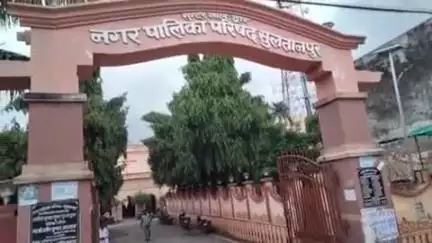 सुल्तानपुर: सच नगर पालिका में वृक्षारोपण महा अभियान के तहत रखे पेड़ सूखे पड़े हैं