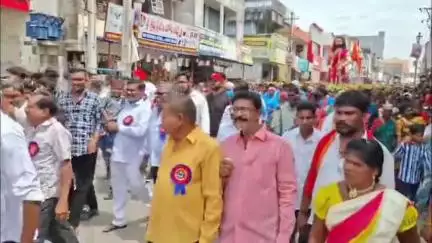 జగిత్యాల: జగిత్యాల రజక సంఘం ఆధ్వర్యంలో అంగరంగ వైభవంగా వీరమ్మ తల్లి బోనాల లో భారీ మల్లేశ్వర స్వామి విగ్రహం శోభాయాత్ర