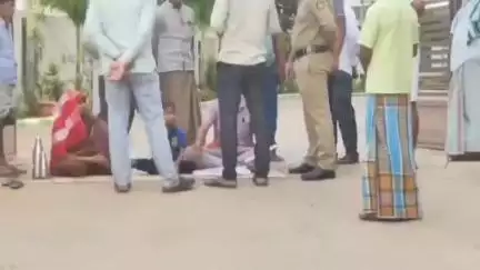 ಕಾರಟಗಿ: ಕಾರಟಗಿಯಲ್ಲಿ ಸಚಿವರ ಮನೆ ಎದುರು ವಿಷದ ಬಾಟಲಿ ಹಿಡಿದು ಪೋಲೀಸಪ್ಪ ಪ್ರತಿಭಟನೆ ನಿಜಕ್ಕೂ ಆ ಸಚಿವ ಮಾಡಿದ್ದಾದ್ರೂ ಎನು...!