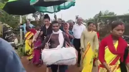बिशुनपुर: गुरदरी पंचायत में डीसी ने विशेष शिविर का निरीक्षण किया, ग्रामीणों से सीधी बात की