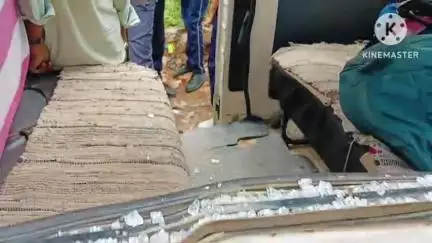 दौसा: शहर के आगरा रोड पर स्कूल से बच्चों को घर छोड़ने जा रही वेन और ऑटो में हुई टक्कर, अचानक हुई भिड़ंत से सहमे बच्चे