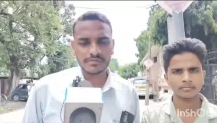 बरेली: फरीदपुर थाना क्षेत्र के बीकू नगला में गांव के कुछ लोगों ने युवक के खिलाफ छेड़खानी का झूठा मुकदमा दर्ज कराया