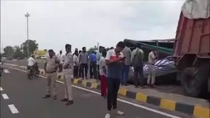 बैतूल: बैतूल-इंदौर फोरलेन पर खेड़ी के पास गेहूं से भरा ट्रक कंटेनर से टकराया, चालक गंभीर