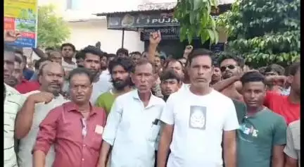 বৰমা ভাগ: হাউলীত বাহন এৰি ৰাজপথত প্ৰতিবাদত নামিল হাউলী পৌৰসভাৰ পঞ্জীয়ন ভুক্ত  ই ৰিক্সা চালক
