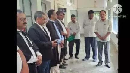 बिक्रमगंज: बिक्रमगंज बार एसोसिएशन ने पटना सिविल कोर्ट के अधिवक्ता की हत्या पर जताया आक्रोश, शोकसभा कर दी श्रद्धांजलि