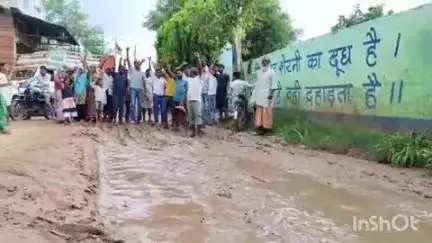 अनूपशहर: अनूपशहर तहसील स्थित मंडी रोड पर जलभराव से परेशान लोगों ने किया प्रदर्शन