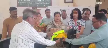 खंडवा नगर: महापौर ने सफाई किट का वितरण किया, झीलोधान में नमस्ते दिवस पर आयोजन