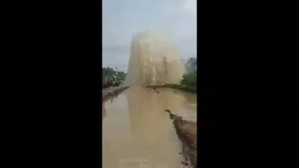शहराला पाणीपुरवठा करणाऱ्या पाईपलाईनला भगदाड,४० फूट उंच पाण्याचे फवारे, व्हिडिओ आला समोर