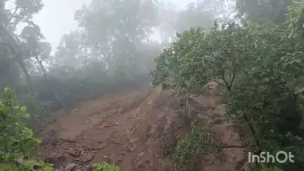 महुआडांड़: द्वारसैनी घाटी मार्ग पर भूस्खलन से महुआडांर-गारु पथ पर 6 घंटे बाधित रहा आवागमन