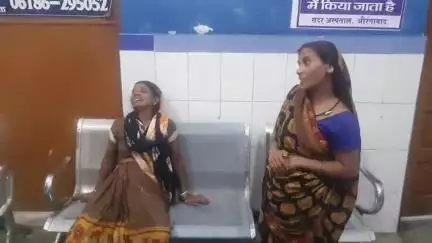 कुटुंबा: कुटुंबा थाना मोड़ पर अनियंत्रित कार ने भाई-बहन सहित चार लोगों को रौंदा, किशोर की मौत, तीन घायल, पेड़ से टकराई कार