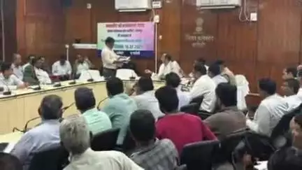 करौली: 28वें जिला स्थापना दिवस समारोह की तैयारियों के लिए कलेक्ट्रेट में DM ने समस्त विभागाध्यक्षों के साथ बैठक की, दिए निर्देश