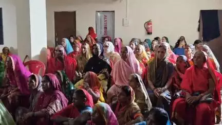 तिलौथू: तिलौथू में महिलाओं के लिए वस्त्र वितरण कार्यक्रम आयोजित, विधान परिषद की सदस्य निवेदिता सिंह हुईं शामिल