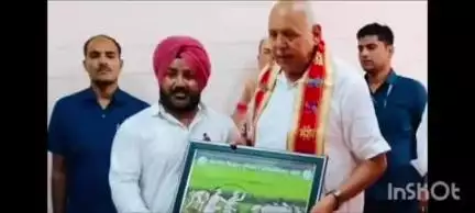 गोला गोकरणनाथ: गोला नगर के जमुना बाद फॉर्म में कृषिमंत्री से मिले किसान, नकली बीज और गन्ना भुगतान समेत कई मुद्दों का ज्ञापन दिया