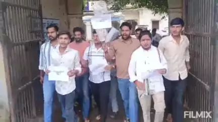 मुरैना नगर: अखिल भारतीय विद्यार्थी परिषद के कार्यकर्ताओं ने उड़ीसा के प्रोफेसर का पुतला दहन कर पुरानी कलेक्ट्रेट में ज्ञापन दिया