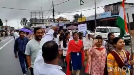 सूरजपुर: राष्ट्रीय स्वास्थ्य मिशन के संविदा स्वास्थ्य कर्मचारियों ने 10 सूत्रीय मांग को लेकर जिला मुख्यालय में किया प्रदर्शन
