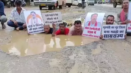 बोडला: पोंडी में कांग्रेसियों ने गड्ढे में लेटकर शासन व प्रशासन से सड़क निर्माण की की मांग