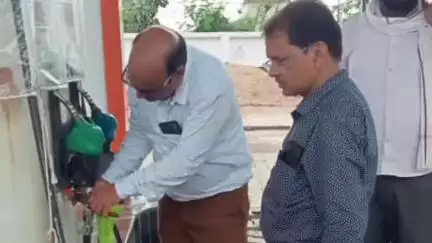 सतवास: सतवास के धर्मेश्वर फिलिंग स्टेशन पर कार्रवाई, टीम ने एक नोजल को सील किया