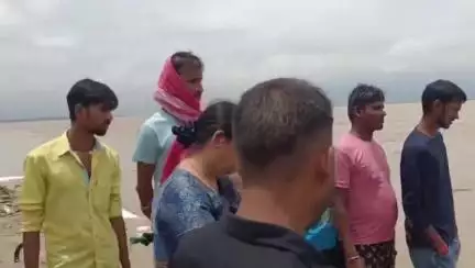 शाहपुर: शाहपुर के तटवर्ती क्षेत्र जवइनिया, दामोदरपुर का एसडीएम जगदीशपुर ने किया निरीक्षण
