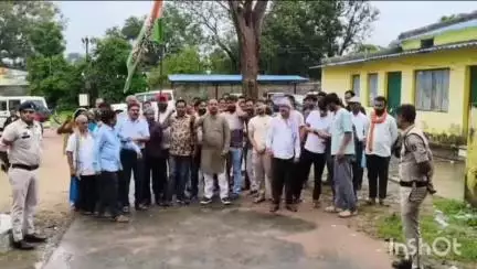 बिजली दर वृद्धि के खिलाफ कांग्रेस ने जनकपुर बिजली कार्यालय का किया घेराव, पूर्व विधायक गुलाब कमरों रहे शामिल