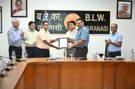 बरेका में महाप्रबंधक श्री नरेश पाल सिंह ने एल.टी.एस.में कार्यरत एस.एस.ई श्री गगन कुमार सिंह एवं एस.एस.ई.डिजाइन के पद पर कार्यरत श्री अविनाश कुमार को "एम्पलाई ऑफ़ द मंथ" का पुरस्कार देकर सम्मानित किया!