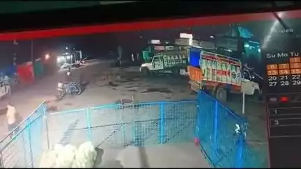 मुरैना नगर: लेनदेन विवाद: थोक सब्जी मंडी में लोडिंग वाहन के कांच तोड़कर भागते युवकों का वीडियो वायरल, पुलिस ने की एफआईआर
