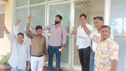 नैनवां: नैनवां नगर पालिका गेट पर कांग्रेस पार्षदों ने लगाया ताला, तीन दिन से अधिकारी हैं गैरहाजिर, टेंडर में घोटाले का आरोप