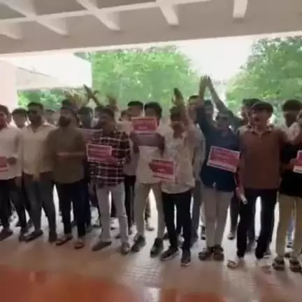 રાજકોટ: વિવિધ માગણીઓને લઈને NSUI કાર્યકરો દ્વારા સૌ. યુનિવર્સિટી ખાતે વિરોધ પ્રદર્શન કરાયું