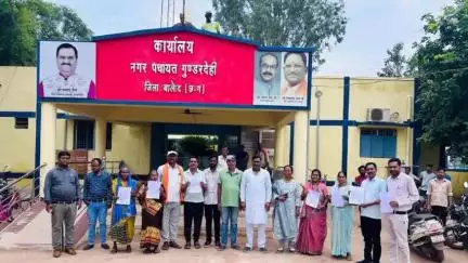 गुण्डरदेही: नगर पंचायत गुण्डरदेही में प्रधानमंत्री आवास योजना के 12 हितग्राहियों को भवन अनुज्ञा और स्वीकृति पत्र का वितरण किया गया