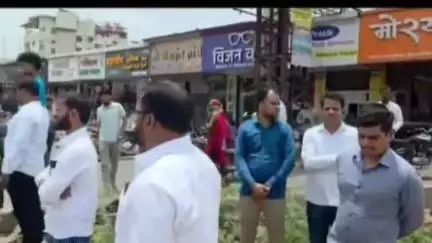 हवेली: वाघोली येथे पुणे नगर महामार्गावर वाहतूक कोंडी संदर्भात अतिरिक्त पोलीस आयुक्त मनोज पाटील व ग्रामस्थांनी केली पाहणी