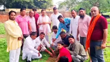 टूंडला: टूंडला में भाजपा जिलाध्यक्ष ने चलाया वृक्षारोपण अभियान, पर्यावरण संरक्षण का दिया संदेश
