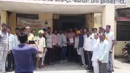 गंगधार: रावतपुरा गांव के ग्रामीणों ने चरागाह भूमि से अतिक्रमण हटाने की मांग को लेकर सौंपा ज्ञापन