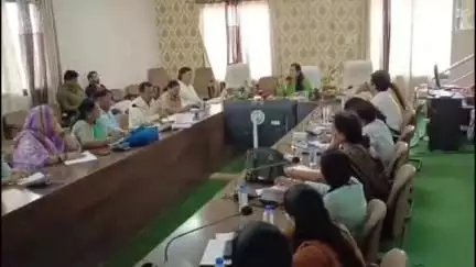 देवास नगर: नशीली दवाओं के सेवन से बचाने के लिए ‘’प्रहरी क्लब’’ का गठन, कलेक्टर कार्यालय में हुई बैठक