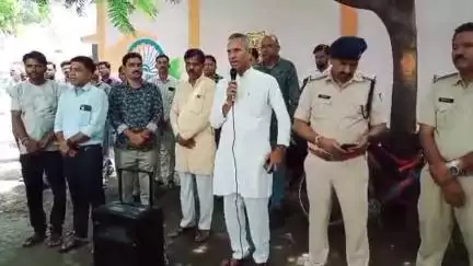 सारंगपुर: संडावता शासकीय पीएम श्री स्कूल में नशा मुक्ति अभियान, जनप्रतिनिधियों व पुलिस जवानों के साथ बच्चों ने लिया संकल्प