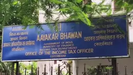কোচবিহার ১: লটারিতে এক কোটি টাকা পাওয়া চারজনকে জিজ্ঞাসাবাদের জন্য কোচবিহার আয়কর ভবনে আনলেন আধিকারিকরা