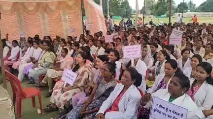 कोंडागांव: NHM संविदा कर्मियों ने नियमितीकरण समेत 10 मांगों को लेकर कोंडागांव DNK मैदान में धरना प्रदर्शन किया, ज्ञापन सौंपा