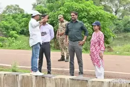 धमतरी: धमतरी के कलेक्टर ने सांकरा में मत्स्यबीज उत्पादन कार्य का किया निरीक्षण