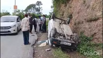 सोलन: कुनिहार में शिव गुफा मार्ग पर सड़क पर अनियंत्रित होकर पलटी मारुति कार, कोई जानी नुकसान नहीं हुआ, पुलिस कर रही जांच