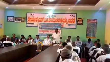 ಮದ್ದೂರು: ನಗರಕೆರೆ ಡೇರಿಯಲ್ಲಿ ಏರ್ಪಡಿಸಿದ್ದ ಬರಡು ರಾಸು ತಪಾಸಣಾ ಶಿಬಿರ ಹಾಗೂ ಹಾಲು ಉತ್ಪಾದಕರಿಗೆ ಆರೋಗ್ಯ ತಪಾಸಣಾ ಶಿಬಿರಕ್ಕೆ ಚಾಲನೆ