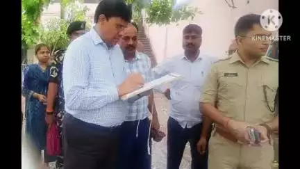 बक्सर: जिले में सिपाही भर्ती परीक्षा का डीएम व एसपी ने किया निरीक्षण, दिए निर्देश, 700 अभ्यर्थी रहे अनुपस्थित