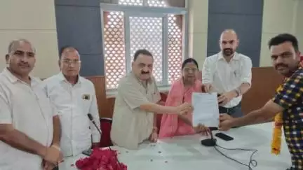 बूंदी: पूर्व विधायक व सभापति ने मुख्यमंत्री आवास योजना के भूस्वामियों को कब्जा पत्र वितरित किए