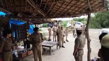 तिर्वा: रामपुर मझिला गांव में देशी शराब के सेल्समैन से मारपीट कर लूटपाट, घटना स्थल पर पहुंचे एसपी