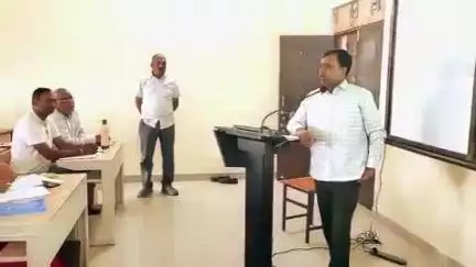 बैतूल नगर: त्रुटि रहित मतदाता सूची के लिए जे एच कॉलेज में बीएलओ का प्रशिक्षण, कलेक्टर ने किया निरीक्षण