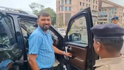 કતારગામમાં કાળા કાંચવાળી કાર લઈ ફરતા ચાલકો સામે શહેર પોલીસની લાલ આંખ,કાર ડિટેઇન થી લઈ દંડ ની કાર્યવાહી