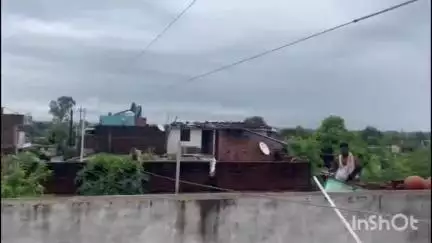 कटनी नगर: रोशन नगर में आए दिन टूट रही बिजली की तार, लोग परेशान, कभी भी हो सकती है दुर्घटना